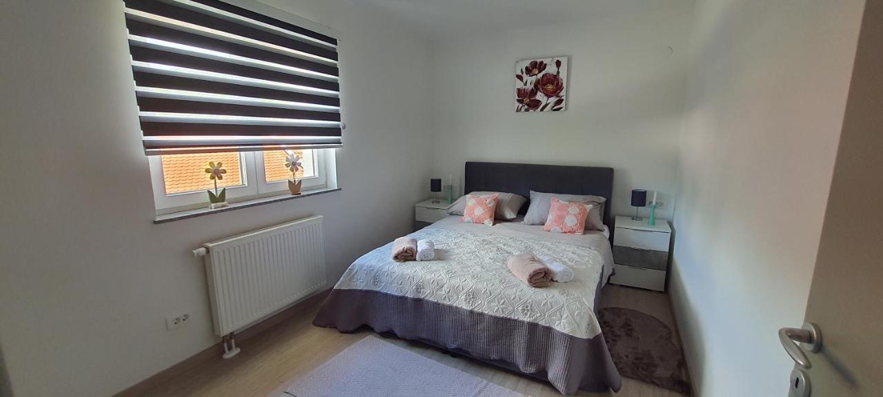 Apartmani Fenestra Tesla I Faust Otočac Exterior foto